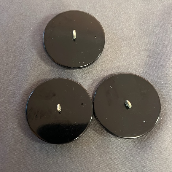 3 Large vintage buttons flower shaped raised detail - Picture 5 of 5